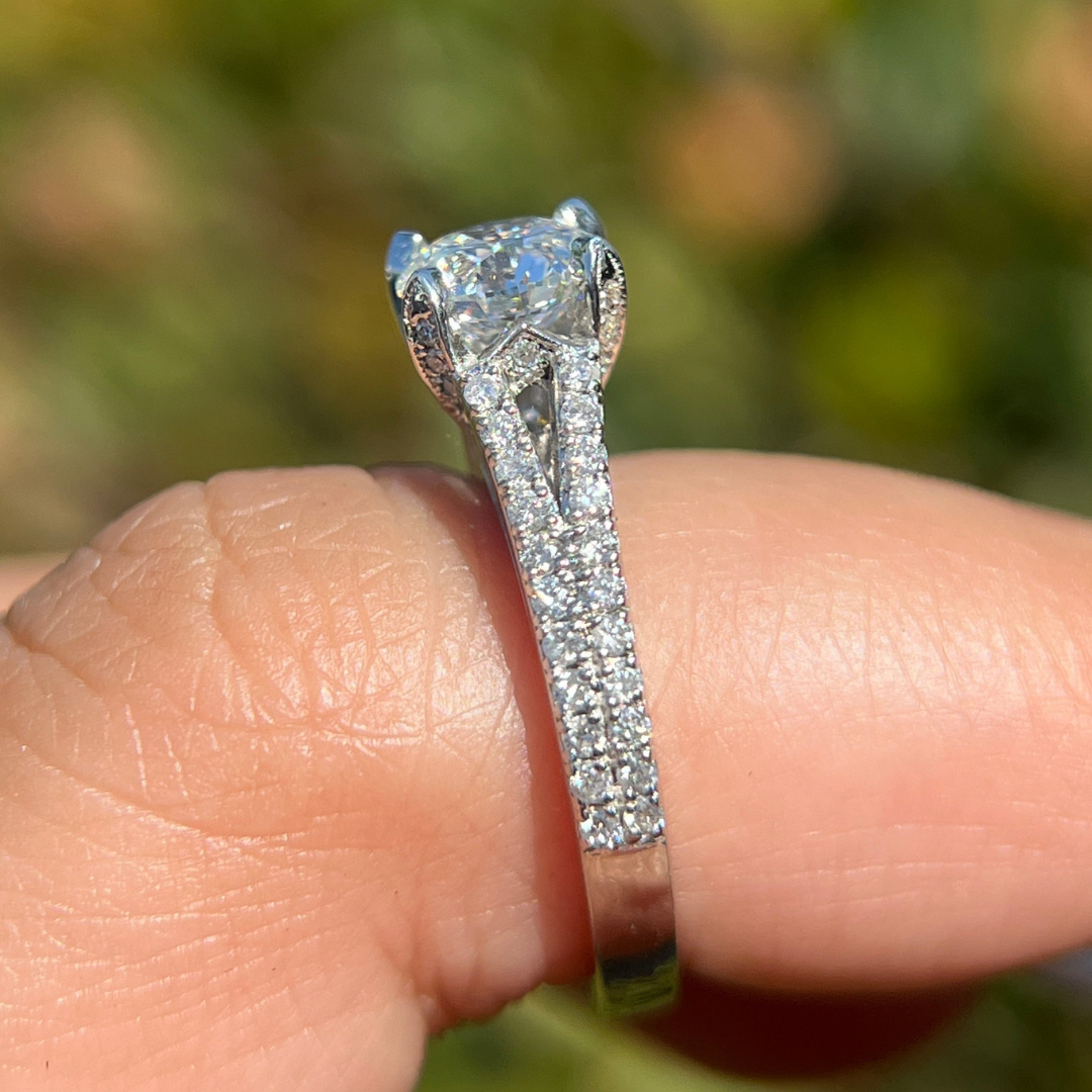 Round Cut Engagement Ring
