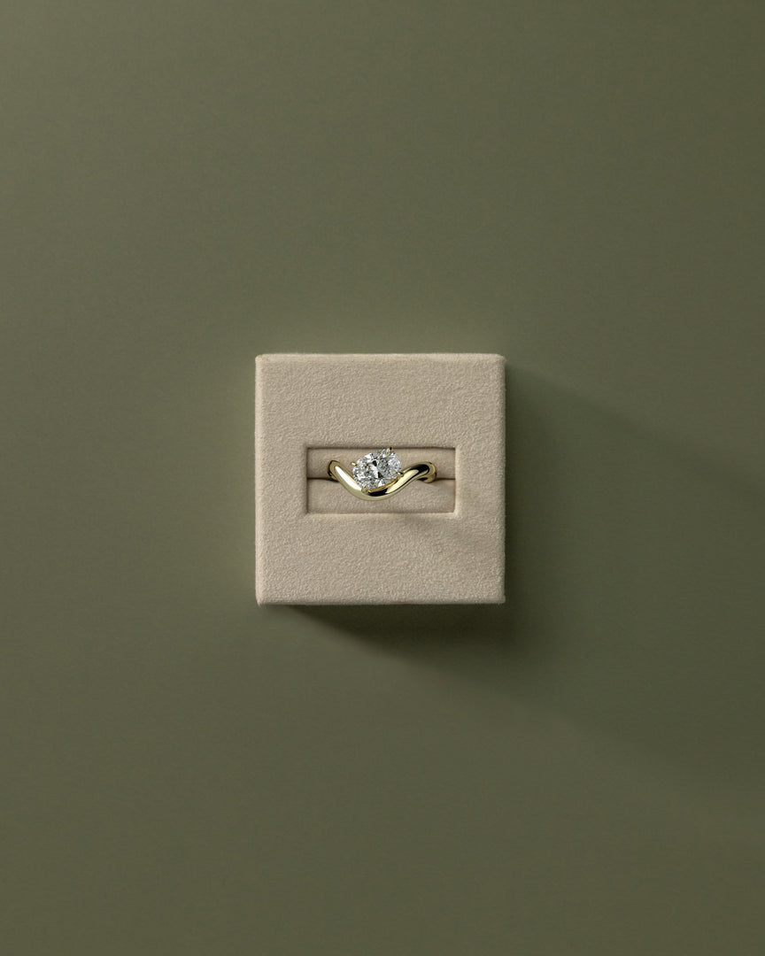 2 CT East-West Oval Cut Curved Engagement Ring - Moissanite Diamond