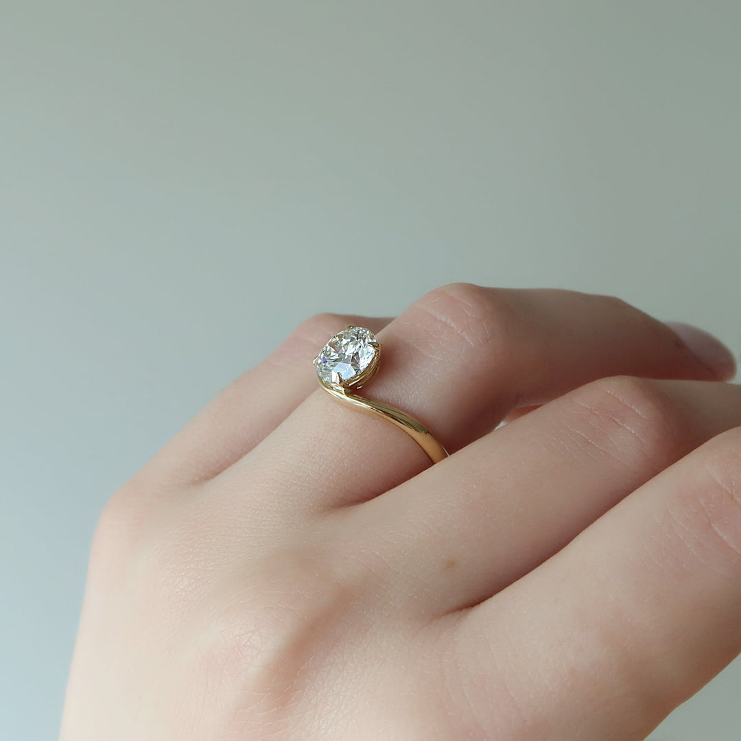 2 CT Round Cut Curved Engagement Ring - Moissanite Diamond