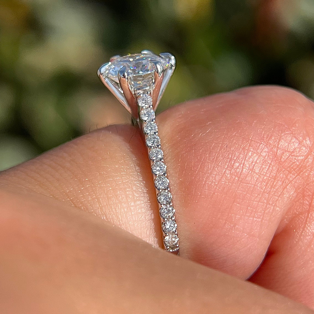 Sparkling Round Cut Diamond Ring